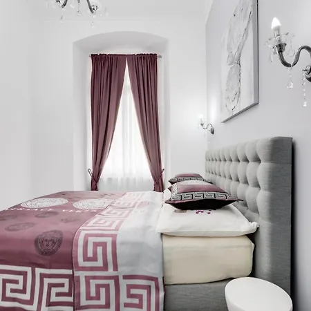 Apartment Thunovska 10 *